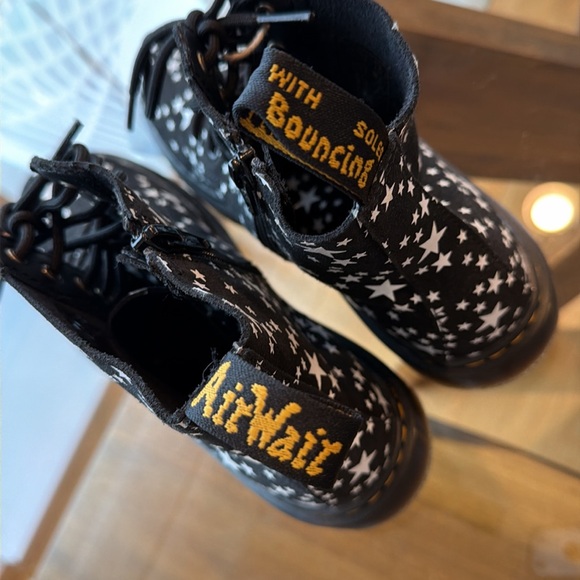 Dr Martens 1460 Pascal Star Air Wair boots. Fun star design! - Picture 2 of 5